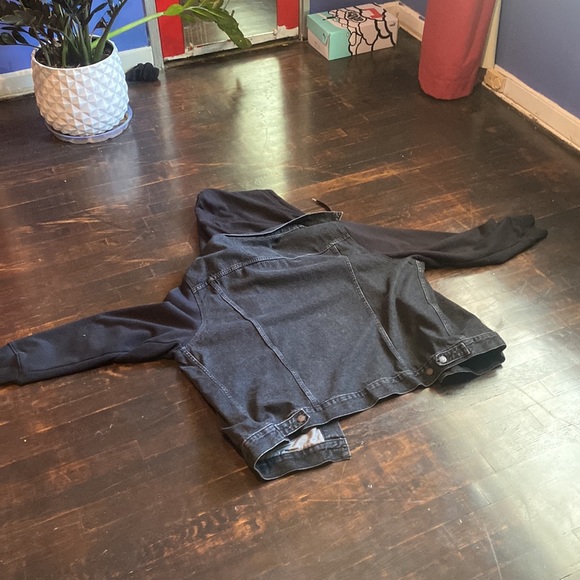 Levi’s jean jacket - Picture 2 of 3